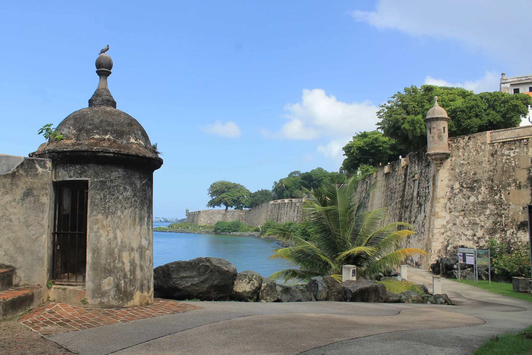 Fotografía del propietario de una garita y fortificación en el Viejo San Juan